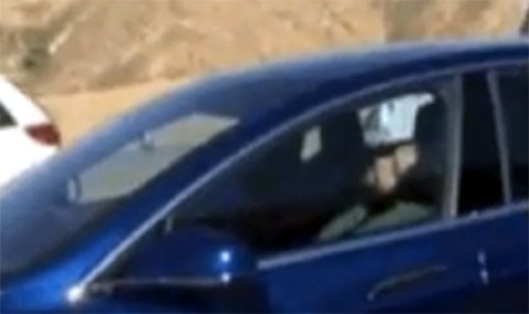 Заснеха мъж да спи зад волана на Tesla - 1