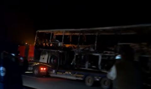 Изтеглиха опожарения автобус от АМ „Струма“  - 1