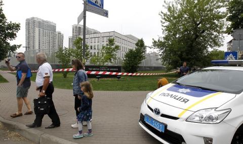 Атака с взрив срещу посолството на САЩ в Киев (ВИДЕО) - 1