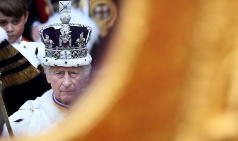 Церемонията по коронацията на Чарлз III завърши с прелитане на самолети над Бъкингамския дворец - 1