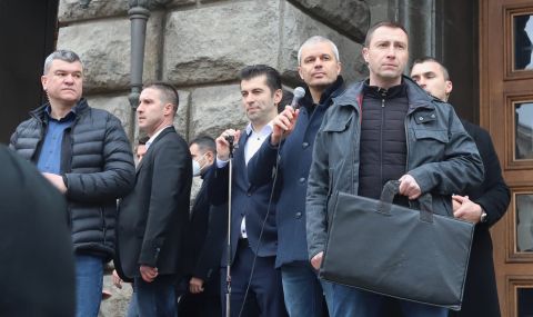 Викове "Оставка": Кирил Петков отиде при протестиращите от "Възраждане" - 1