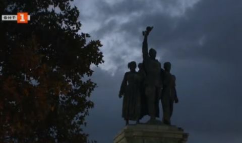 Символично изгасиха светлините на съветските паметници в София и Пловдив - 1