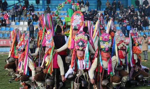 Повече от 10 000 пазители на кукерската традиция пристигнаха в Симитли за двудневния фестивал - 1
