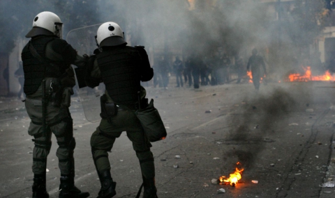 Десетки ранени и задържани при протестите в Атина - 1