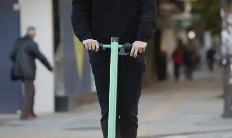 Brussels requires a photo and ID card to rent a scooter  - 1