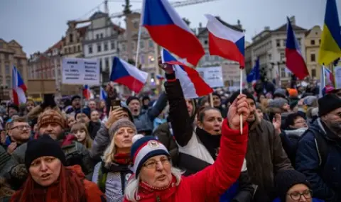 Десетки хиляди чехи подкрепиха на демонстрации президента Петър Павел  - 1