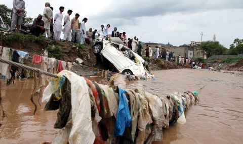 Най-малко 500 души са загинали при наводнения - 1