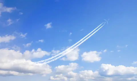 Ето как се образуват следите от самолетите в небето - 1