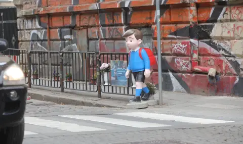 Глобиха мъжа, поставил фигури на деца на опасни пешеходни пътеки в София - 1