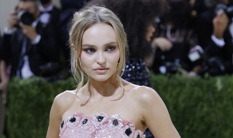 Дъщерята на Джони Деп позира топлес за списание (СНИМКА) - 1