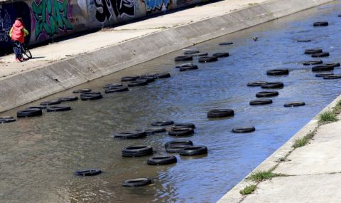 Десетки автомобилни гуми плуват в река Слатинска - 1