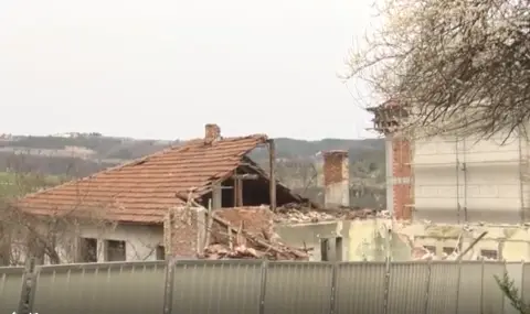 170-годишна къща рухна на пътя на туристите в старинната част на Велико Търново - 1