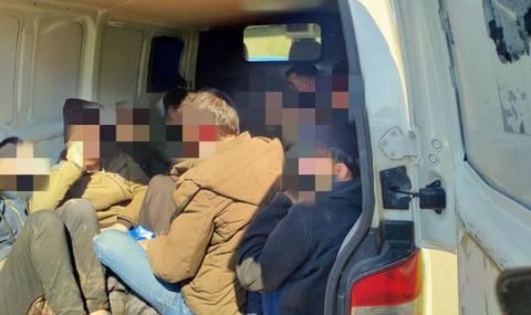 Задържаха микробус с 26 нелегални мигранти в Бургаско - 1