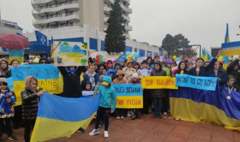 В Слънчев бряг: Украинци организираха шествие срещу войната и благодариха на България - 1