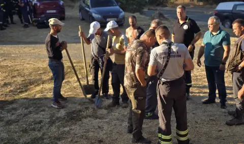 Доброволци и пожарникари спряха огнения ад в Сунгурларе - 1