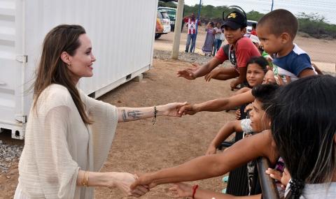 Хиляди венецуелци купуват лекарства от Колумбия, Анджелина Джоли на място - 1