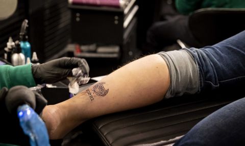 Фен на Верстапен увековечи успеха му с татуировка (СНИМКА) снимка #2