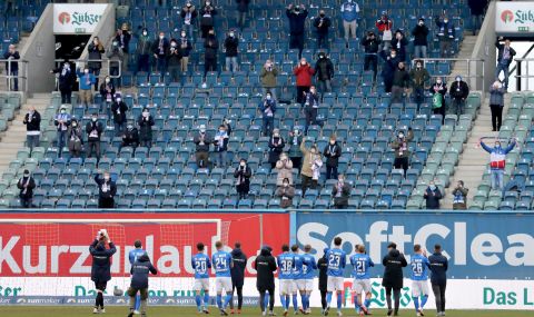 Футболните фенове в Германия се завърнаха на стадиона - 1