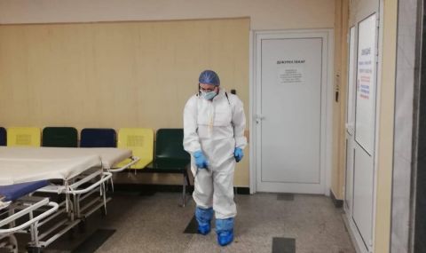Корнелия Нинова влезе като санитар в COVID отделение (СНИМКИ) - 1