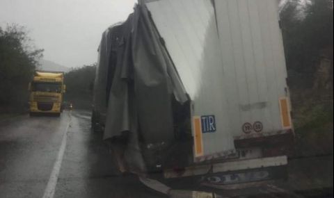Два камиона се удариха на пътя Монтана – Видин - 1