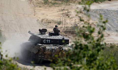 Лондон: Обещаните на Украйна британски танкове "Чалънджър" ще бъдат на фронта преди лятото - 1