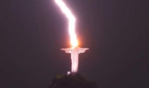 Мълния удари върха на статуята на Христос в Рио - 1