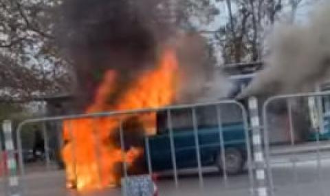 Първо във ФАКТИ: Кола изгоря за минути пред НАП-Варна (ВИДЕО) - 1