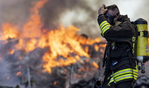 Огнен ад: Затворени летища и евакуация на граждани в Южна Италия - 1