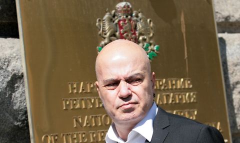 Здравният министър: Слави Трифонов е под  COVID изолация - 1