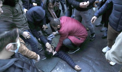 Сблъсъци последваха нападението срещу кюрдски център и кафене в Париж - 1