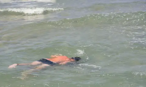 Морето изхвърли човешки труп без глава и крайници на брега на скъп курорт - 1