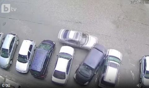 Шофьор се заби в паркирани коли след дрифт в Ямбол - 1