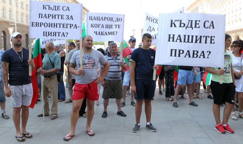 Жителите на Гърмен протестират в София заради незаконните ромски къщи - 1