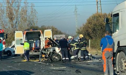 Тежка катастрофа на входа на София! Пожарникари режат ламарини - 1