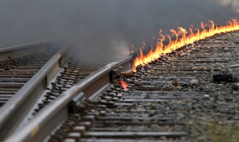Първо във ФАКТИ: Влак се запали на гарата в Айтос - 1