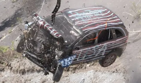 Десетки коли, хвърлени от скала просто за забавление (ВИДЕО) - 1