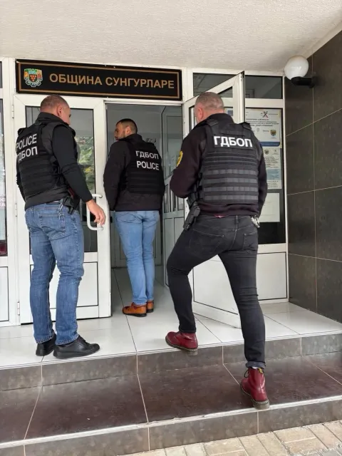 Специална операция на ГДБОП и ДАНС в Община Сунгурларе, проверяват обществени поръчки - 1