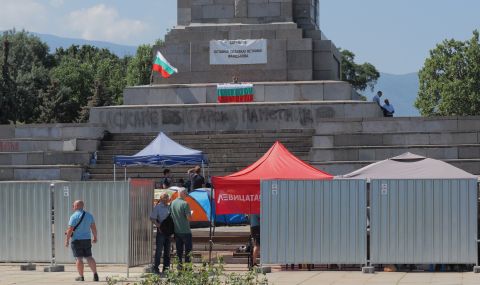 Защо бавят премахването на Паметника на съветската армия - 1