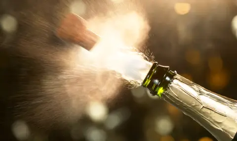 Тапата на шампанското излита от бутилката със силата на реактивен самолет - 1