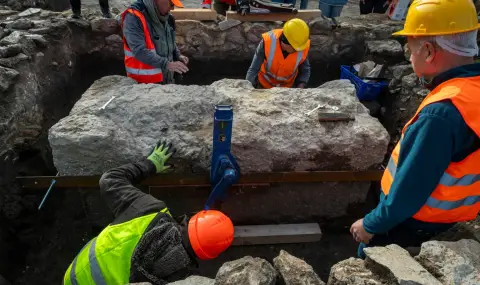 В Унгария откриха непокътнат саркофаг на млада жена на 1700 години (СНИМКИ) - 1