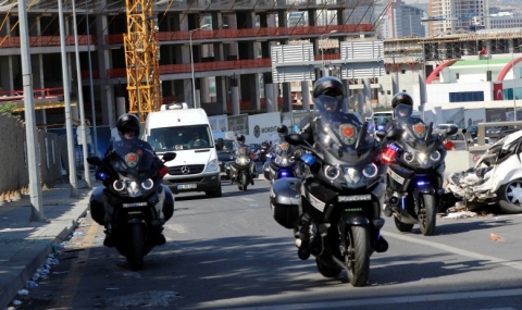 Конфискуваха оръжията на близо 8000 полицаи в Турция - 1