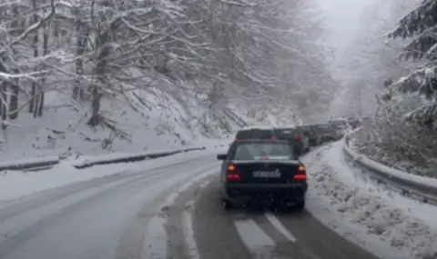 На "Петрохан": Аварирали коли, сериозно задръстване и силен снеговалеж. - 1