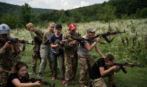 Учат деца как да убиват в украински лагер - 1