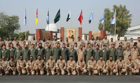 Екстремисти атакуваха тренировъчна база на ВВС в Пакистан - 1
