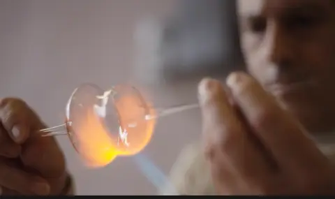 Хора с увреждания създават коледни играчки по уникален метод