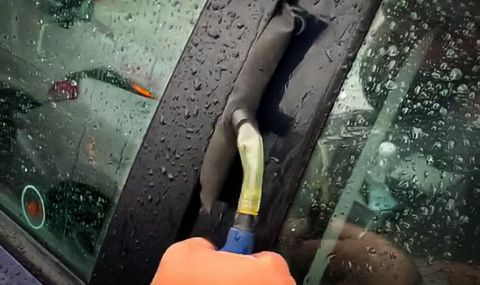 Ето как се отваря кола без ключ за по-малко от минута (ВИДЕО) - 1