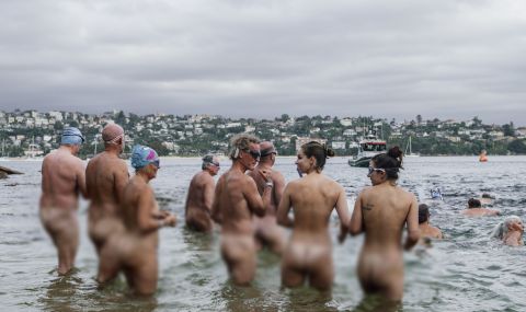 Над 1000 човека плуваха голи в Сидни с важна кауза (ВИДЕО) - 1