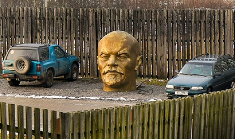 Паркираха главата на Ленин на Линията на Сталин - 1
