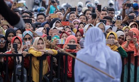 Биха с пръчки проститутки в Индонезия - 1