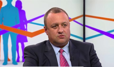 Депутат от БСП:  Борисов и Пеевски подкрепят това мнозинство, нормално е в тази ситуация, колкото и да се плюят - 1